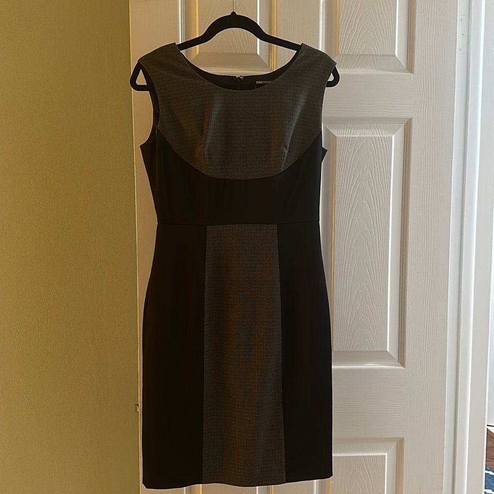 Worthington Size 4 Poly Rayon Spandex Blend. Lined. Zipper back. Pleated front.